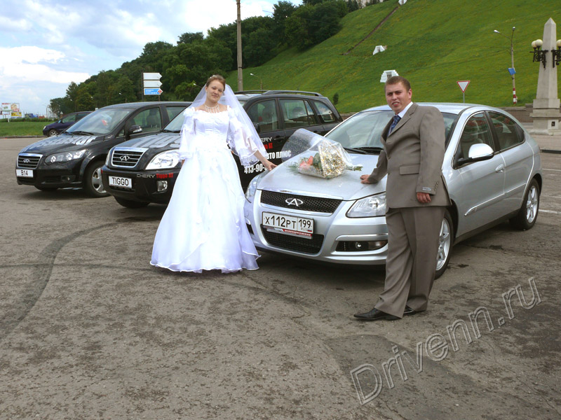 Автомобиль Chery M11 с женихом и невестой