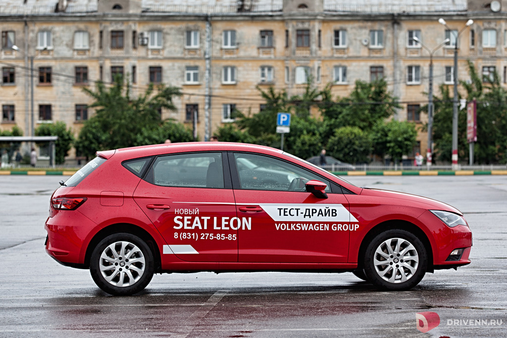 Отзывы тест драйв. Seat Leon тест драйв. Seat Hatchback 2013. Фото сервисной книги Сеат. Team Russia Seat Leon.