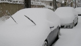 Нужно ли и как лучше чистить машину от снега