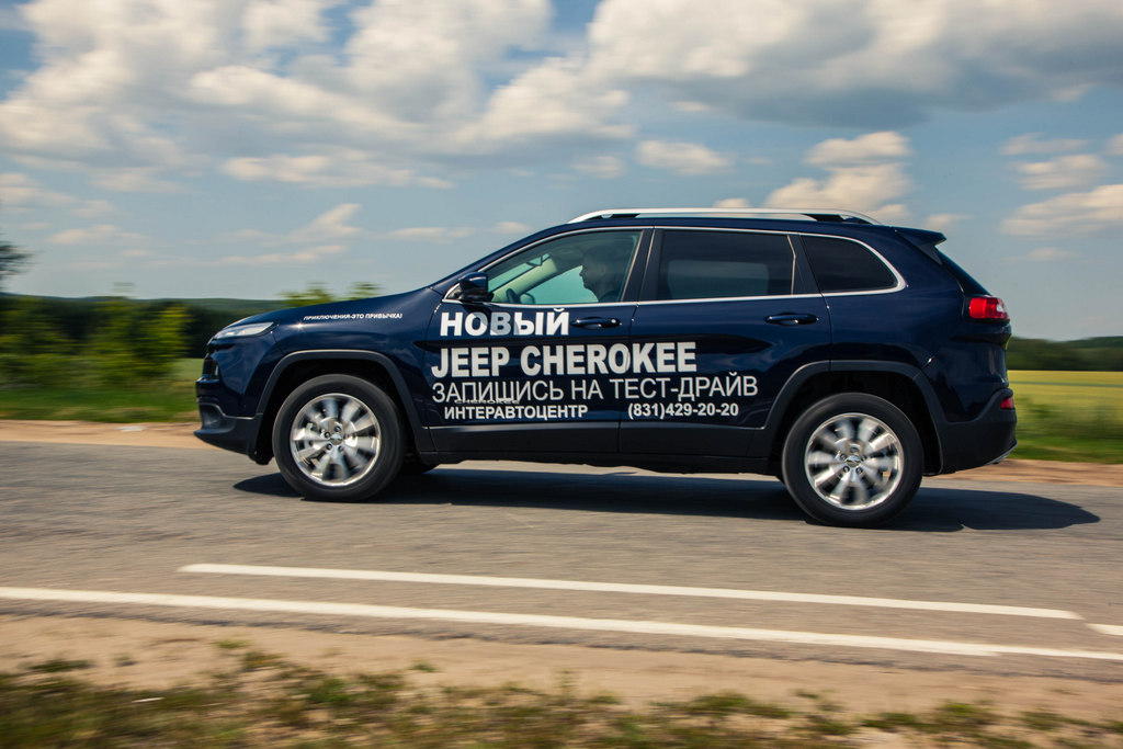 Jeep Grand Cherokee 2013 черный матовый. Реклама джип Гранд Чероки и самолет.